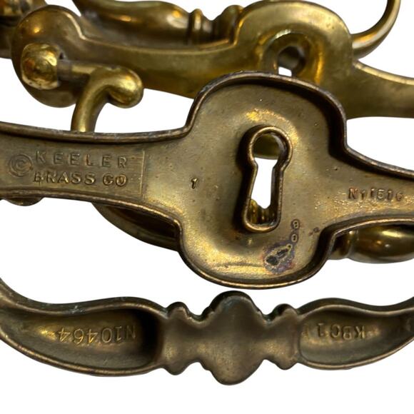 1970s Set of 4 Drawer Pulls 4.25" with 5" Plate Keeler Brass - Picture 9 of 12